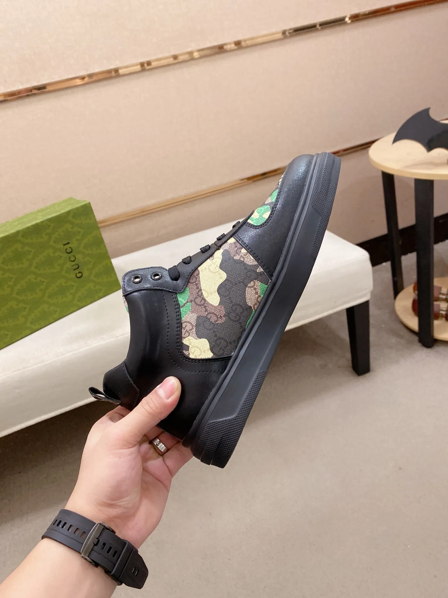 Factory price: 420💰 (GUCCI) The latest model from the official website🎁🎁Casual and fashionable men's shoes👟, hot style💥The version is simple and elegant, exclusive for trendy men. The unique latest brand elements from the official website👑Original Gucci decoration, fashionable and generous, the fabric is original cowhide ✅Mesh breathable lining, the official website specifies wear-resistant casual outsole, the classic model is taken in kind at the counter🎬38-44 (can be customized for 45 non-refundable)